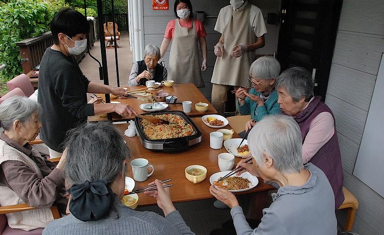 昼食を外で気持ちよく			
