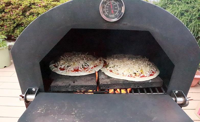焼くのは本格的なピザ窯で！