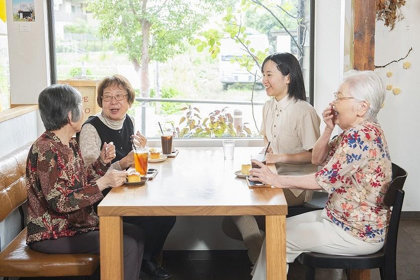 外出アクティビティでほかのご入居者様と近所のカフェへ。 ※近隣施設は弊社運営ではありません。サービス内容によっては料金が発生する場合があります。詳細はお問い合わせください。