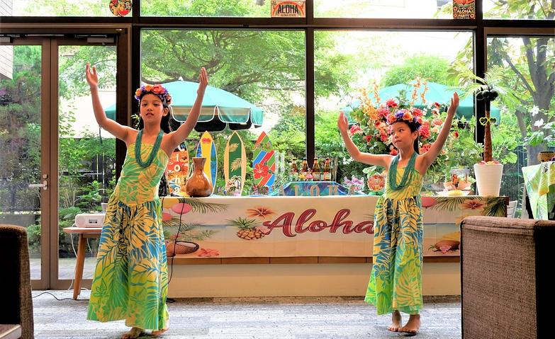 敬老会でフラダンス