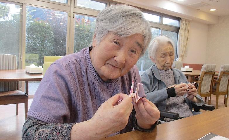 折り紙で鶴を折りましょう