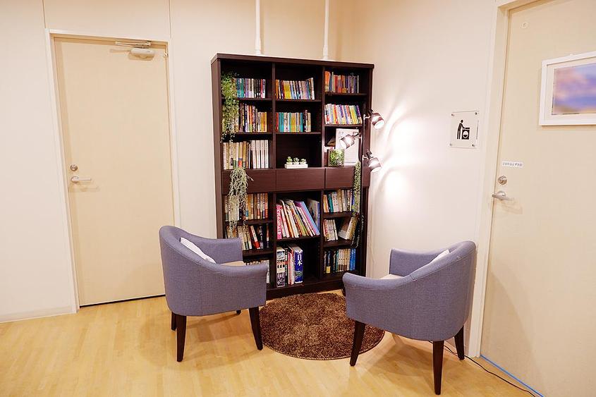 2階エレベーターホール「図書コーナー」
