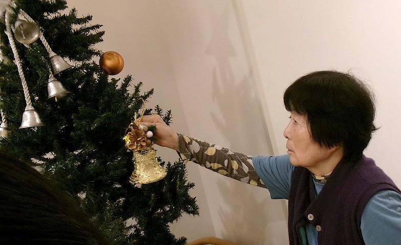 クリスマスツリーを飾りましょう