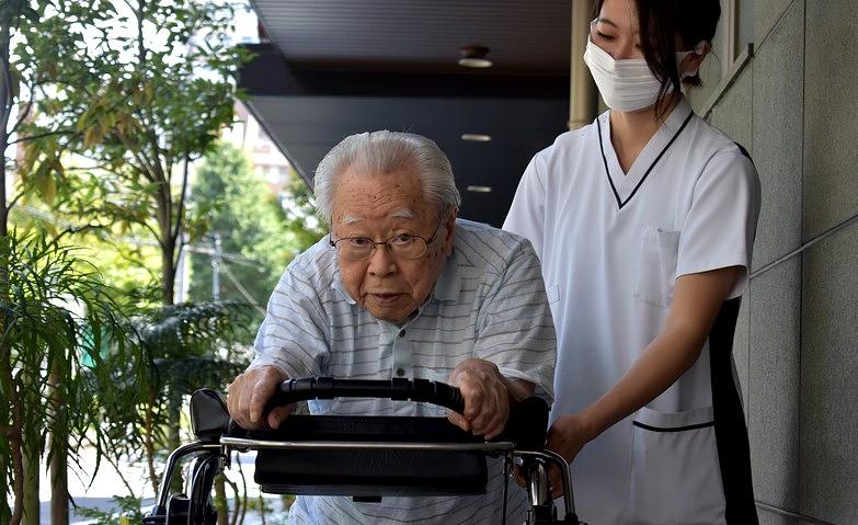 涼しいところで、歩行訓練を			