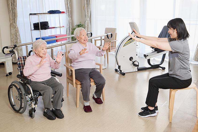 機能訓練指導員がお身体の状態を把握し、ご入居者様に合ったリハビリをご提案しています。