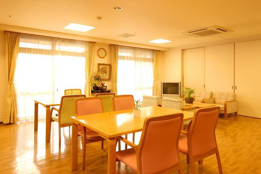 2F リビングルーム兼食堂兼機能訓練室