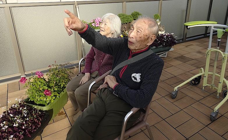 趣味活動～テラスで空を見て～