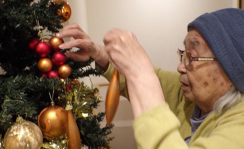 クリスマスツリーの飾りつけ