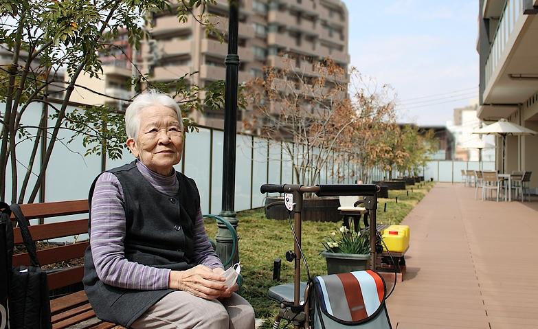 ウッドデッキテラスのベンチで