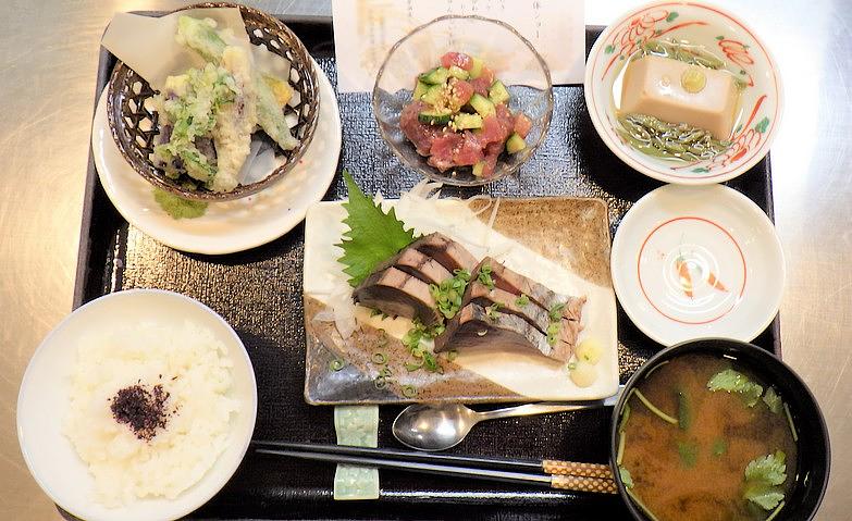 見て楽しい、食べておいしい！カツオ解体ショー