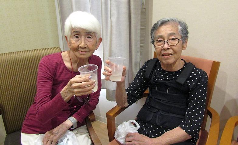 冷たいジュースで乾杯！